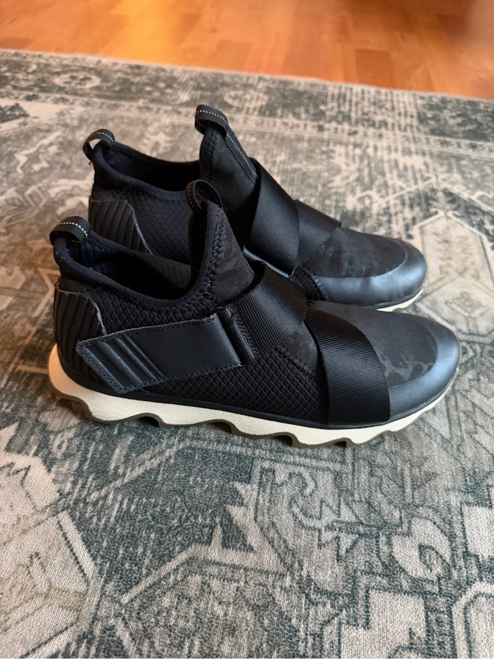 Sorel women's Kinetic Impact II Strapped Slip-On Sneakers size 9.5